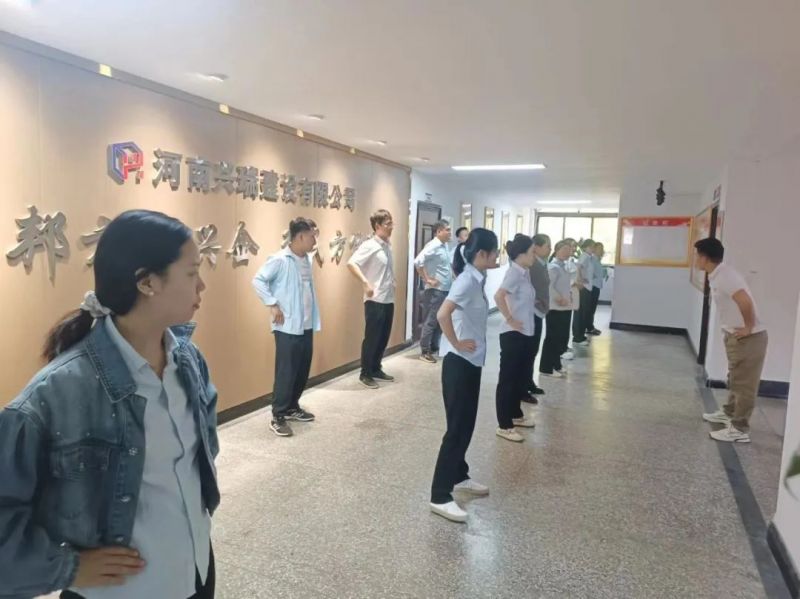 日練八段錦，正氣健體強身心——公司工會組織員工學(xué)習八段錦
